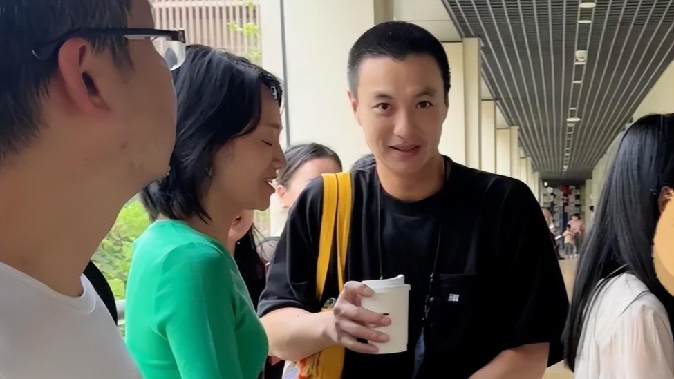 朱丹周一围带女儿面试小学，夫妻全程手拉手，选普通公办好接地气