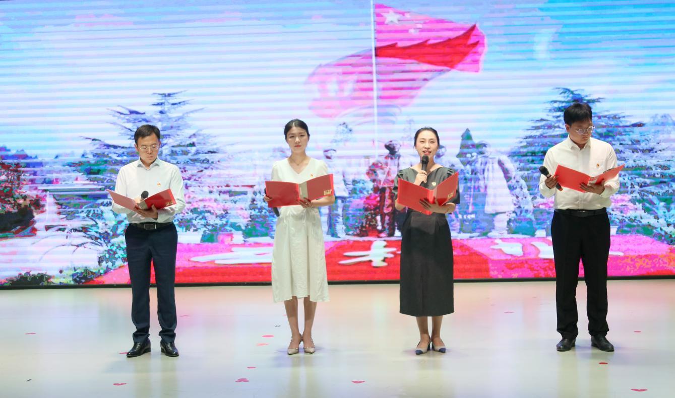 朗读者曹明亮、马兵、张佩瑶、黄金戈分享《永远的旗帜，永远的中国梦》