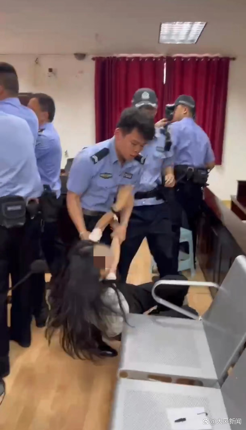 女律师庭审现场拍照取证,遭法警抢夺手机后被推倒地?多方最新回应凤凰网湖南_凤凰网