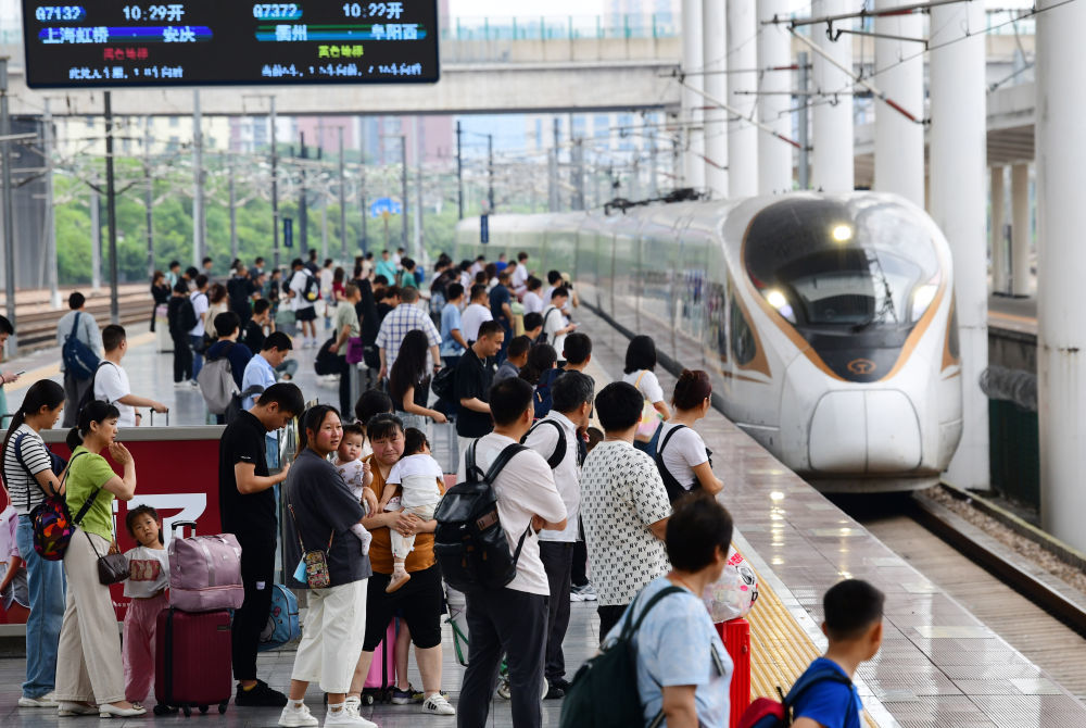 7月1日，旅客在江苏无锡火车站准备乘车。新华社发（还月亮　摄）