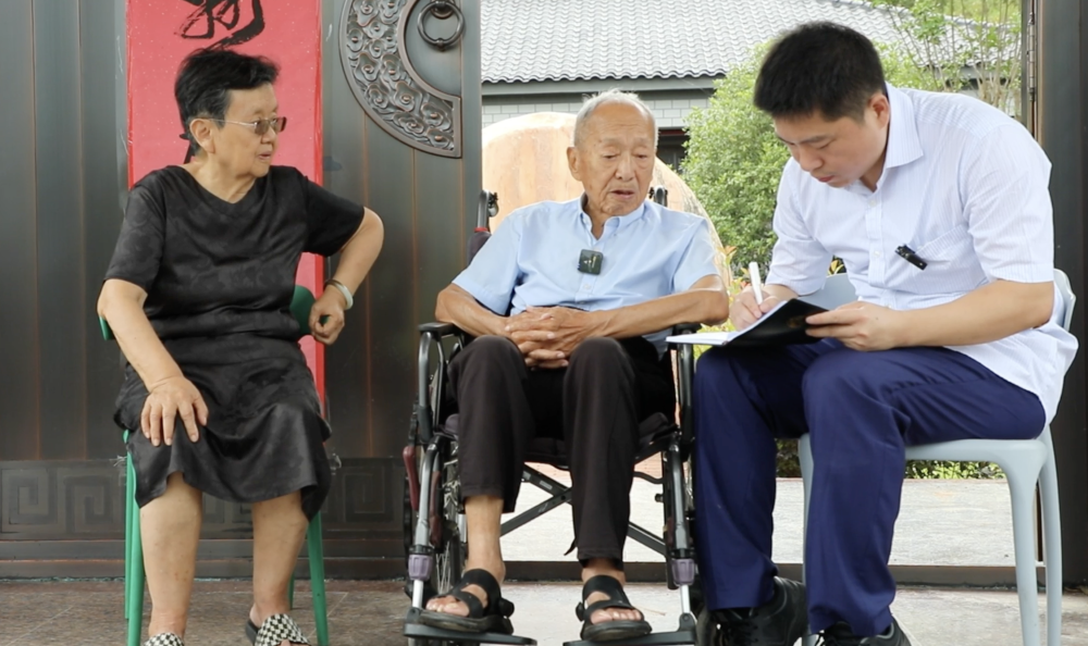 ↑2024年6月25日，记者在安徽省六安市采访老红军胡正先（中）。新华社发（孙小东　摄）