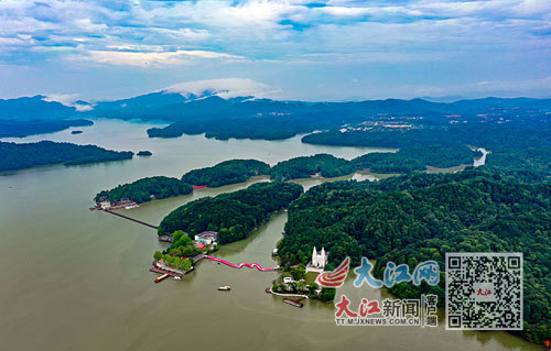 7月1日，无人机俯瞰下的新余市仙女湖景区绿意盎然，山水如画。江西日报全媒体记者 张翰林摄