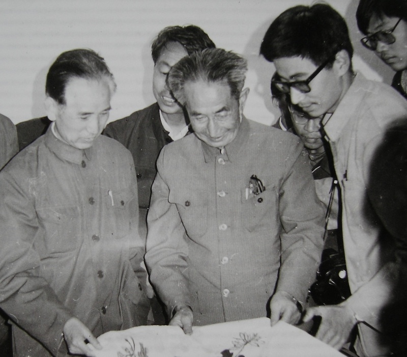 李丁陇向时任闵行区领导介绍作品,右一为作者刘国斌。