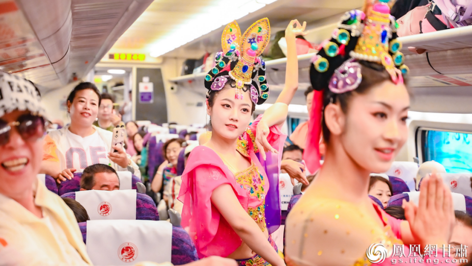 新开通的兰州至张掖高铁中川机场至武威东段列车上，上演西凉乐舞。