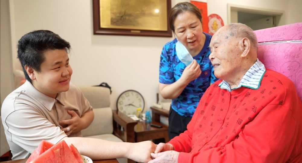 ↑2024年6月21日，记者在江苏省南京市采访老红军闵敬德（右一）。新华社发（王程　摄）