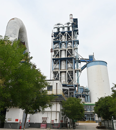 6月19日拍摄的赞皇金隅水泥有限公司高大的水泥窑炉。 本组图片由河北日报记者张晓超摄