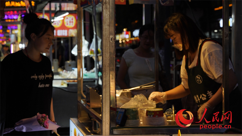 游客在夜市购买小吃。人民网记者 甘海琼摄