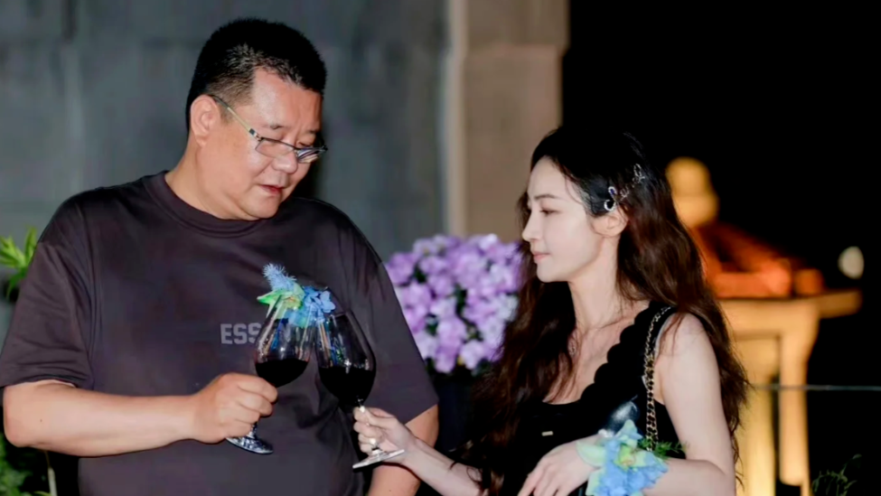 42岁姚笛罕见现身，朋友圈自曝3年不化妆没戏拍，网友直呼认不出