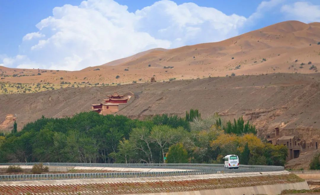 △大巴开往莫高窟（图/图虫创意）