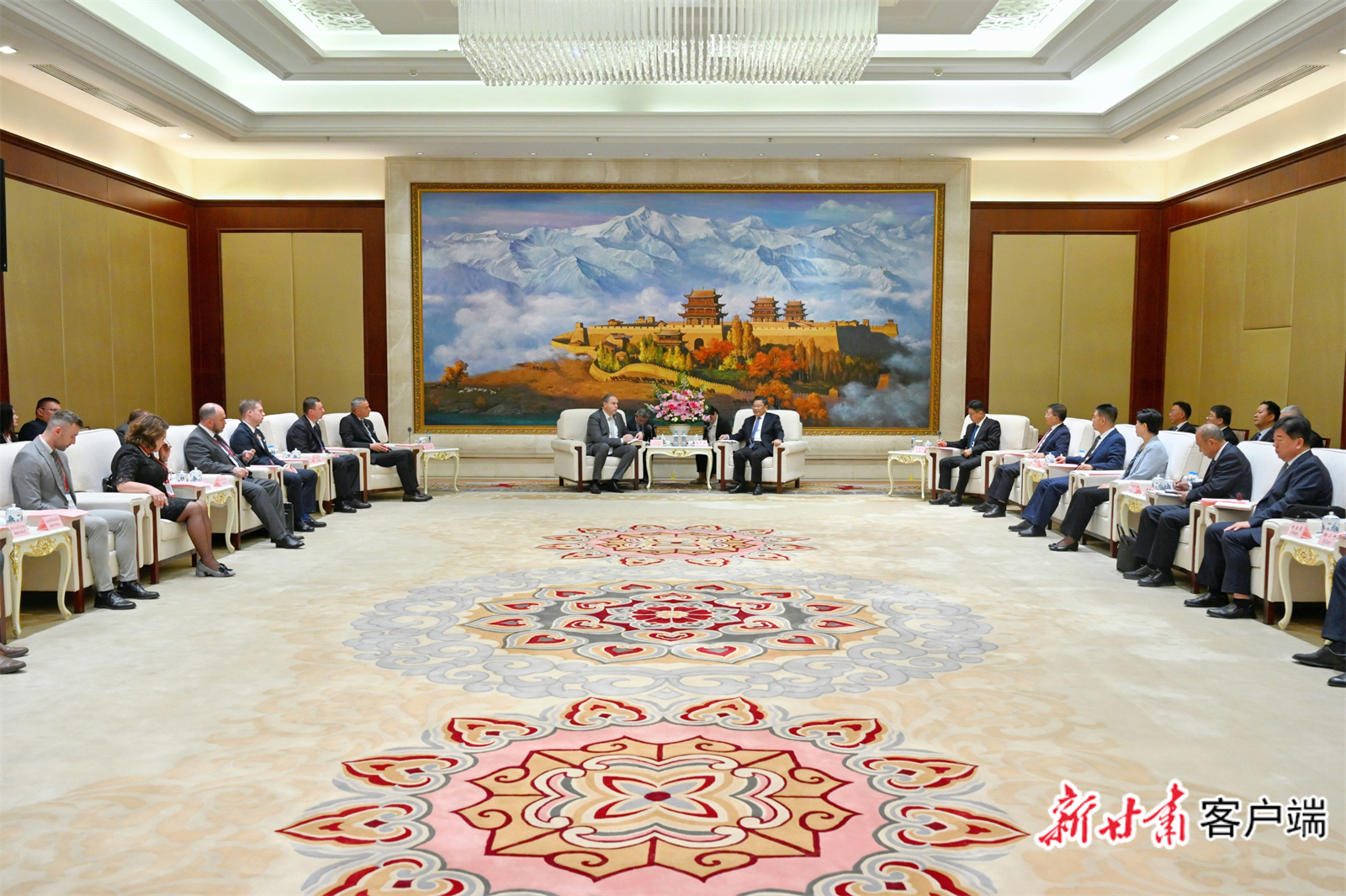 7月5日，省委副书记、省长任振鹤在兰州会见了白俄罗斯格罗德诺州州长卡拉尼克一行。新甘肃&middot;甘肃日报记者　盛学卿