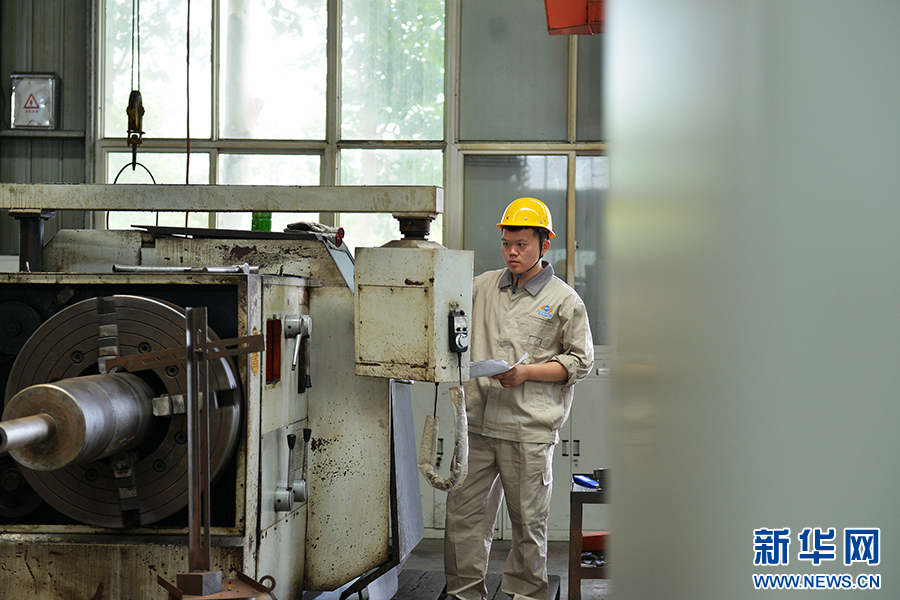 7月2日,在河南济源钢铁(集团)有限公司生产车间,工人正在生产钢制品。