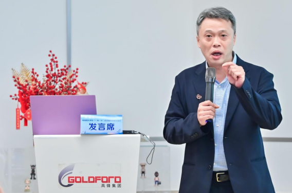 香港树仁大学社会工作系方富辉主任进行主旨发言