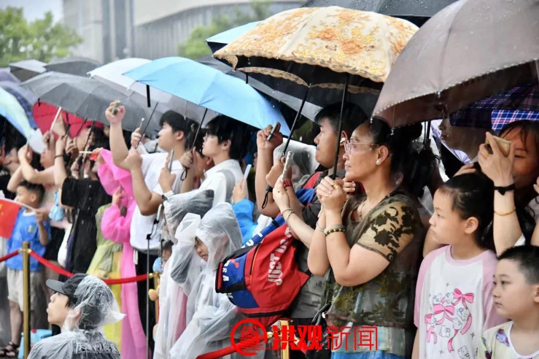 大雨中的南昌八一广场，这一幕幕震撼人心！