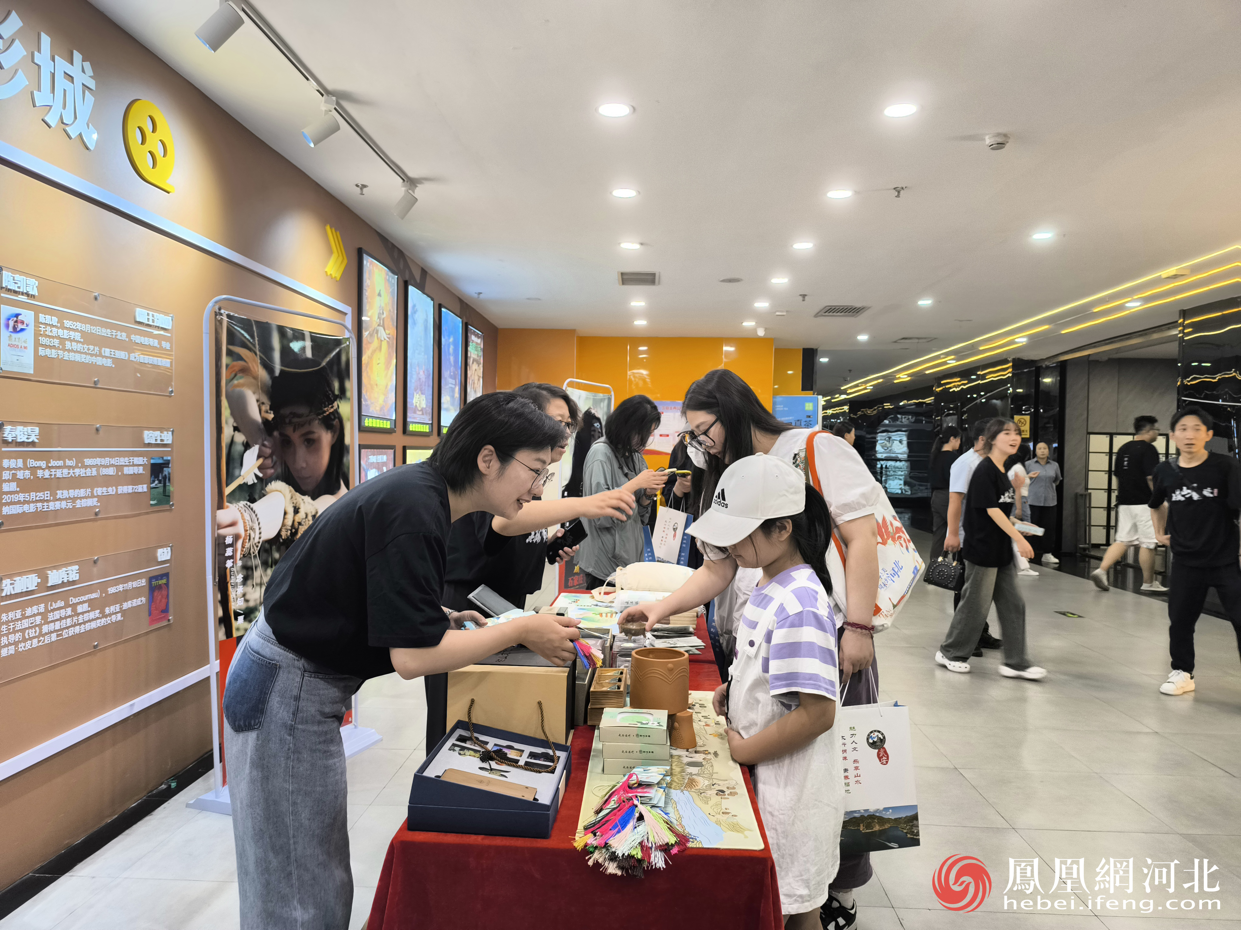 首映式现场，武安市还集中展示了部分磁山文化主题文创。