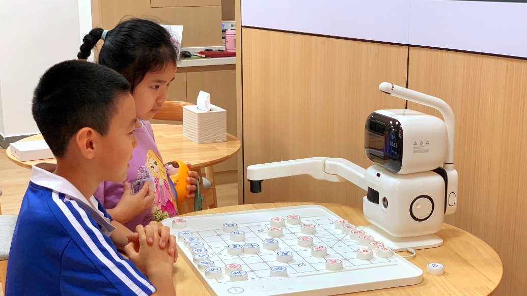 （华富街道：学生组队与AI“对战”）