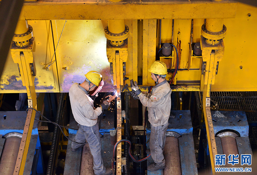 7月2日,在河南济源钢铁(集团)有限公司生产车间,工人正在生产钢制品。