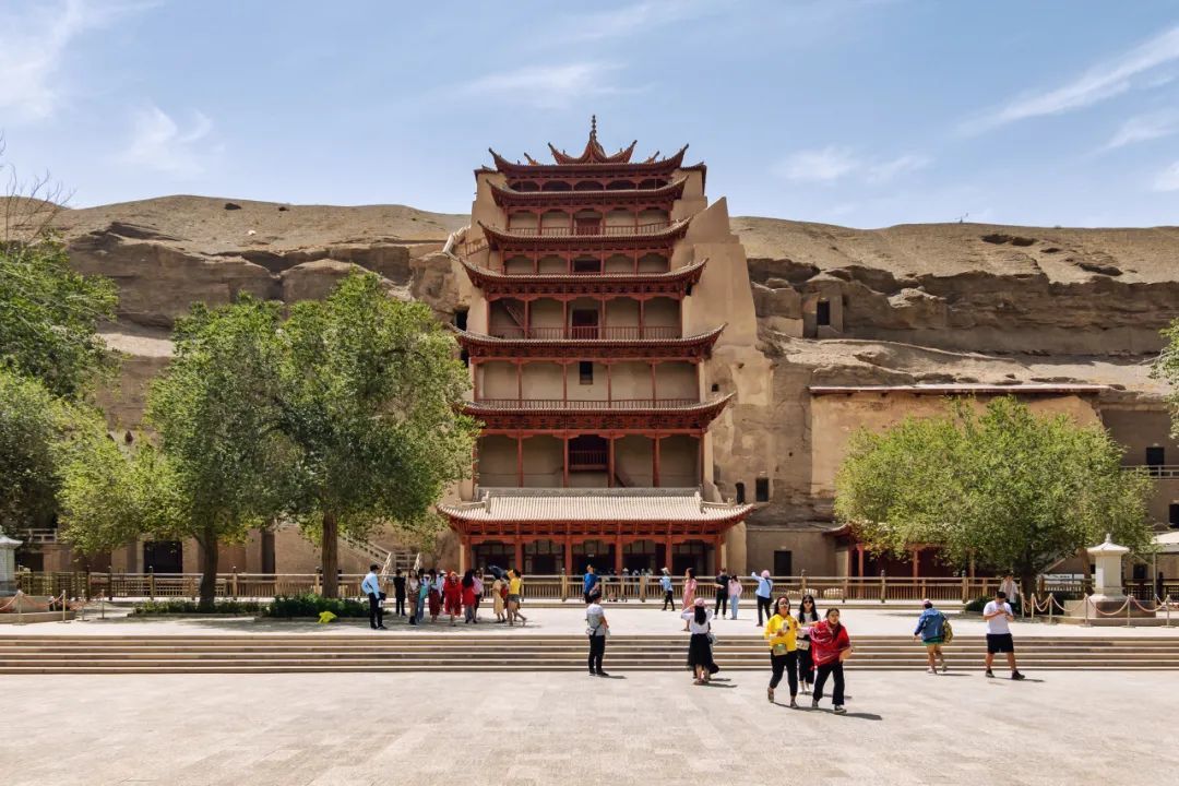△莫高窟九层楼顶上是沙漠（图/图虫创意）