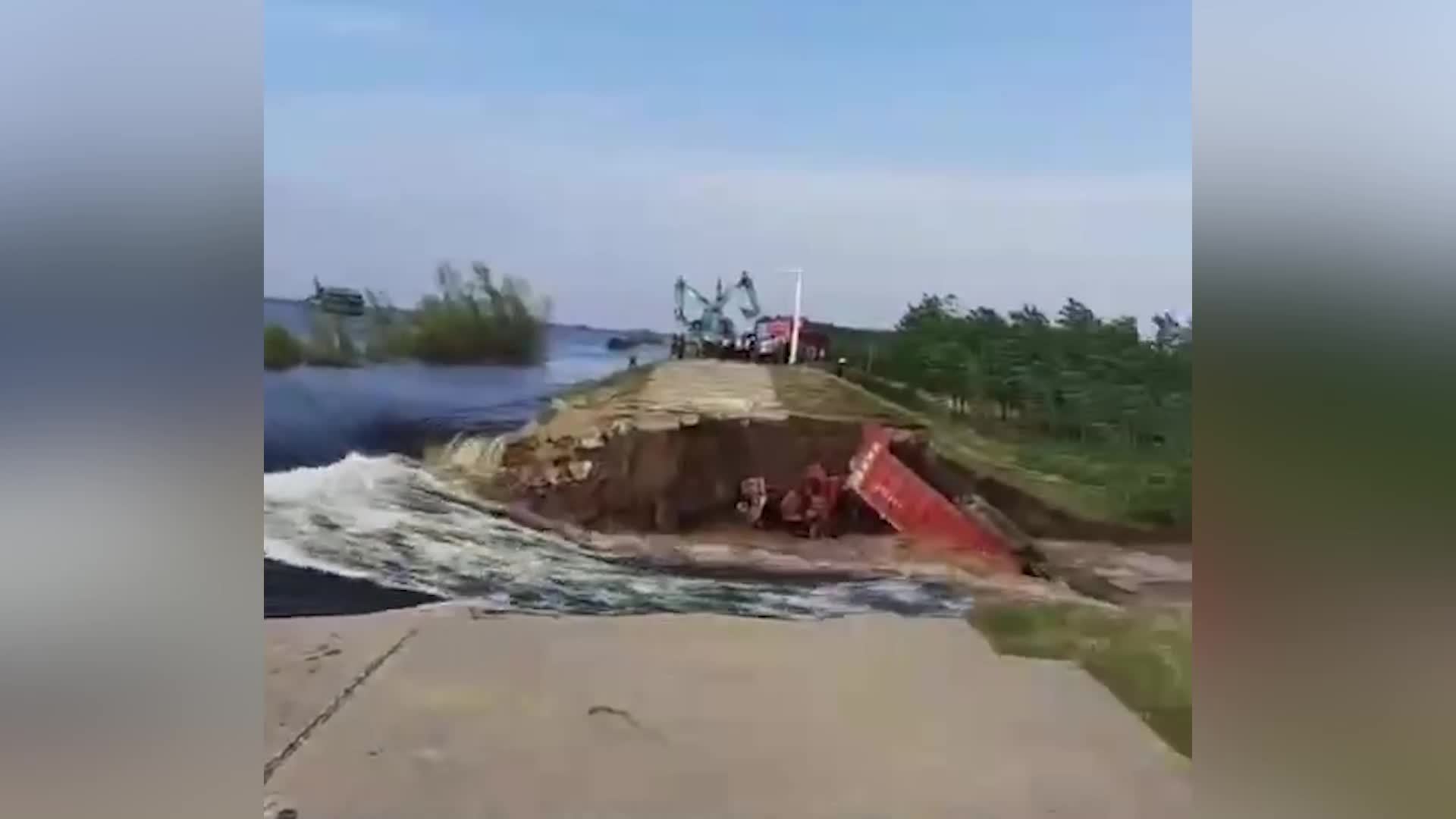 湖南华容县洞庭湖一线堤防发生决堤险情，决堤口宽度已延至约100米