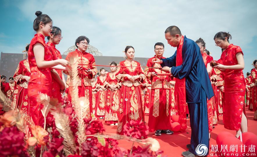 书法家现场挥毫泼墨送祝福