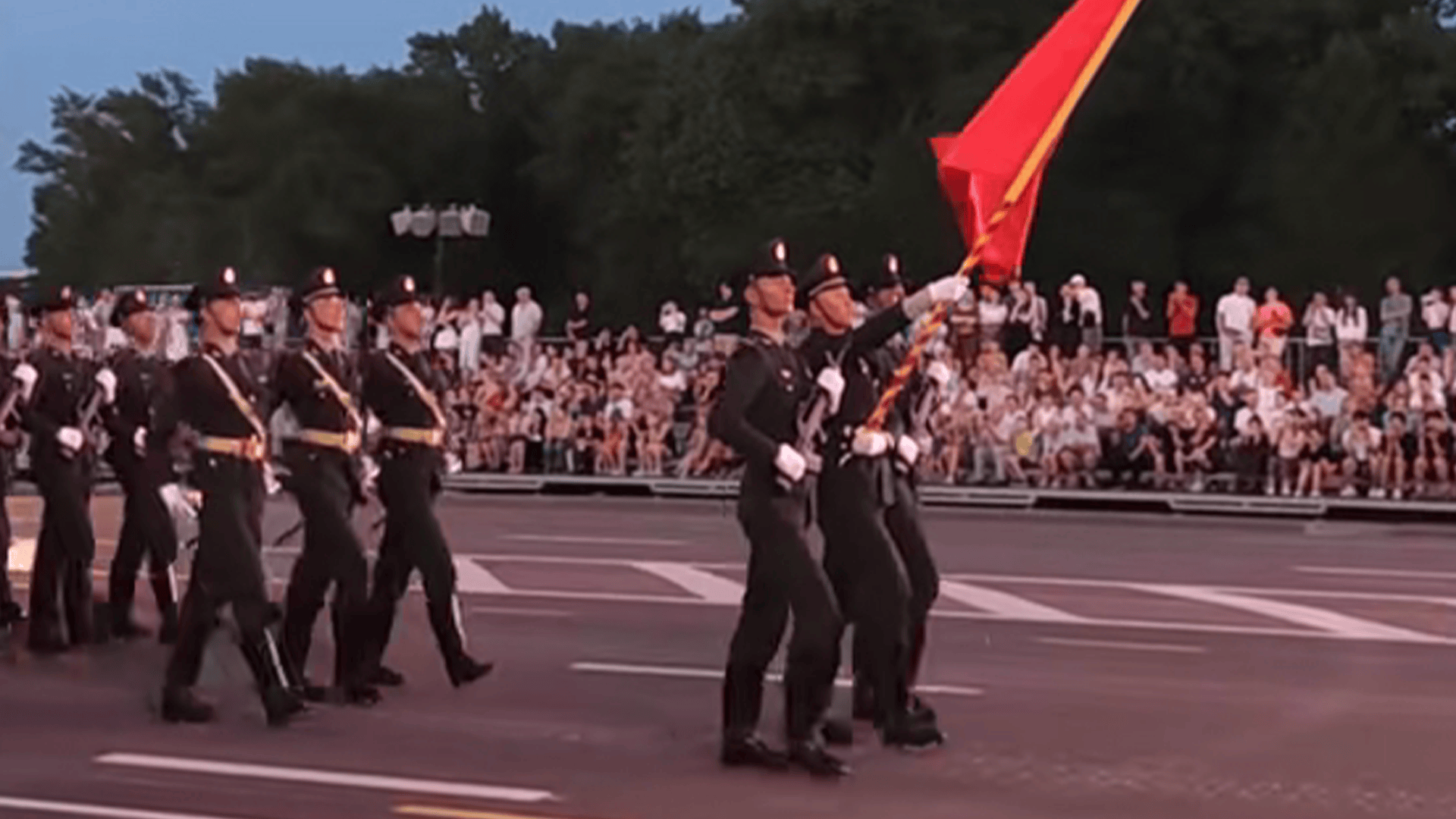 白俄罗斯独立日大阅兵彩排，中国人民解放军仪仗队帅气亮相，留学生结伴到场为仪仗队助威并唱起国歌，高喊祖国万岁