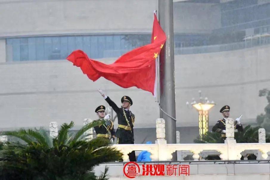 大雨中的南昌八一广场，这一幕幕震撼人心！