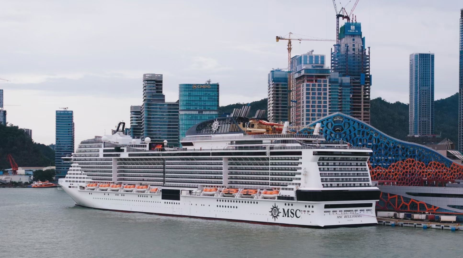 亚洲旗舰“MSC荣耀”号邮轮抵深 海事部门全力保障提升邮轮出行“安全感”