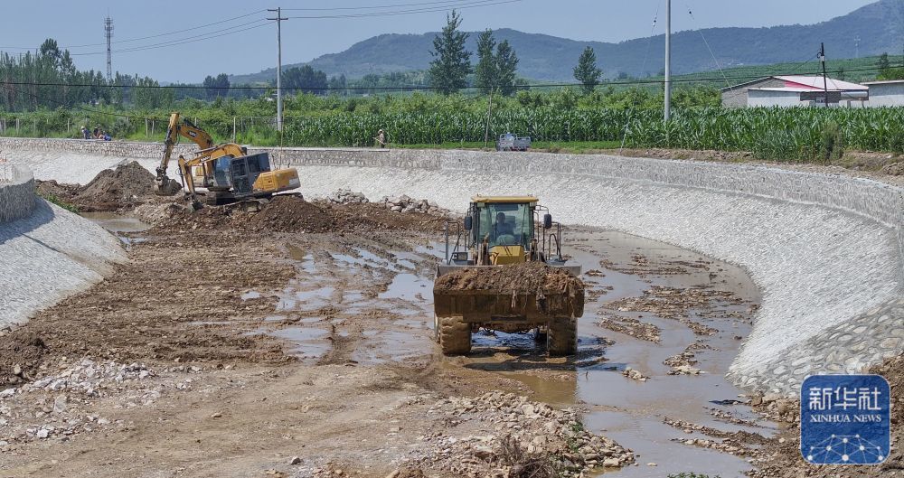 ↑6月28日，工人在河北省秦皇岛市卢龙县燕河营镇东吴庄村附近疏通泄洪河道（无人机照片）。