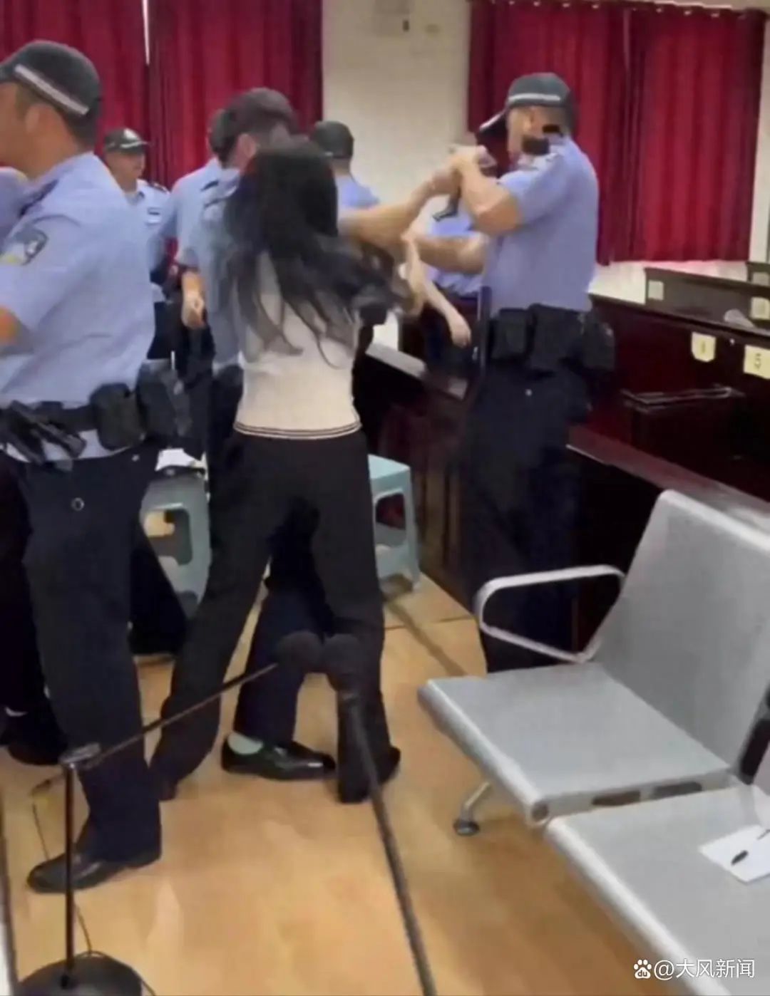女律师庭审现场拍照取证,遭法警抢夺手机后被推倒地?多方最新回应凤凰网湖南_凤凰网
