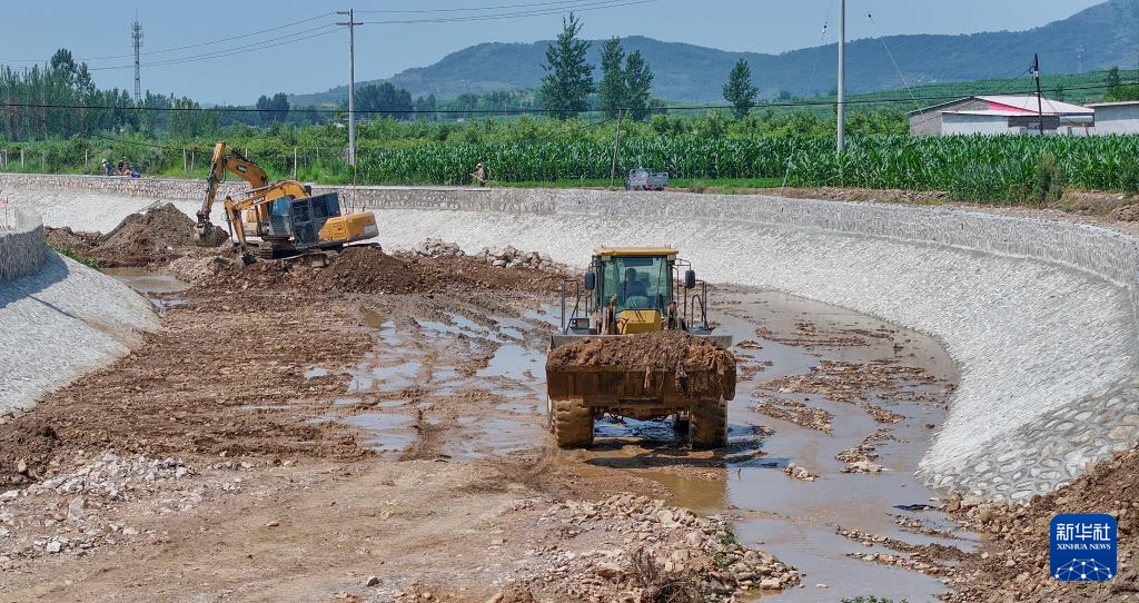 6月28日，工人在河北省秦皇岛市卢龙县燕河营镇东吴庄村附近疏通泄洪河道（无人机照片）。