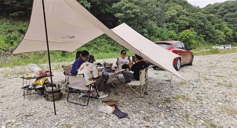 年轻人在户外露营