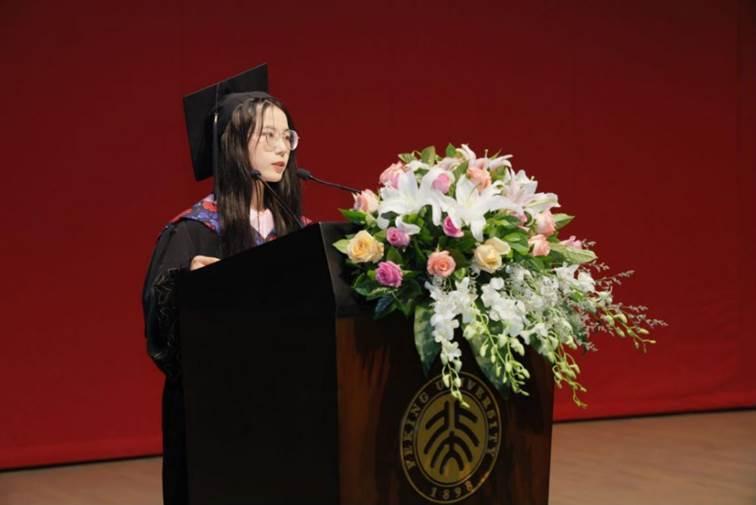 △本科毕业生代表、2020级本科生钟芳蓉发言　图源：北京大学考古文博学院官网