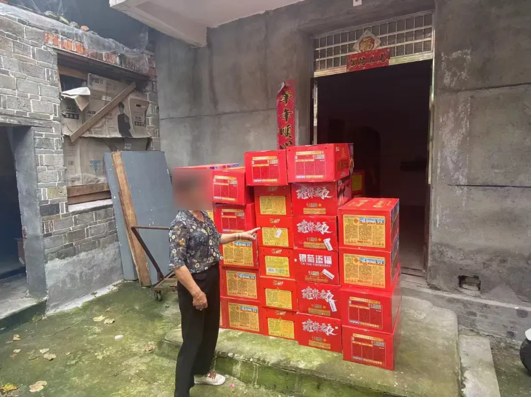 非法储存82件烟花238封爆竹 永丰一超市老板被行政拘留