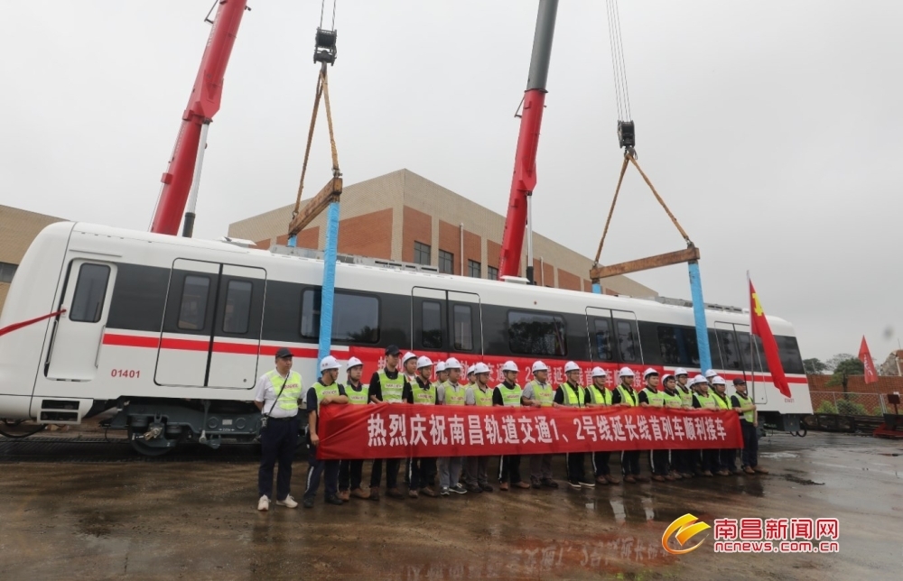 南昌：地铁1、2号线延长线首列车到段（图）