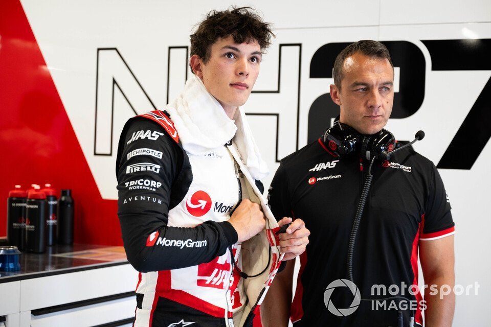 Oliver Bearman, Haas F1 Team, with an engineer