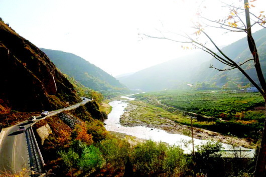 锁子峡石山高耸,山幽峡黛。