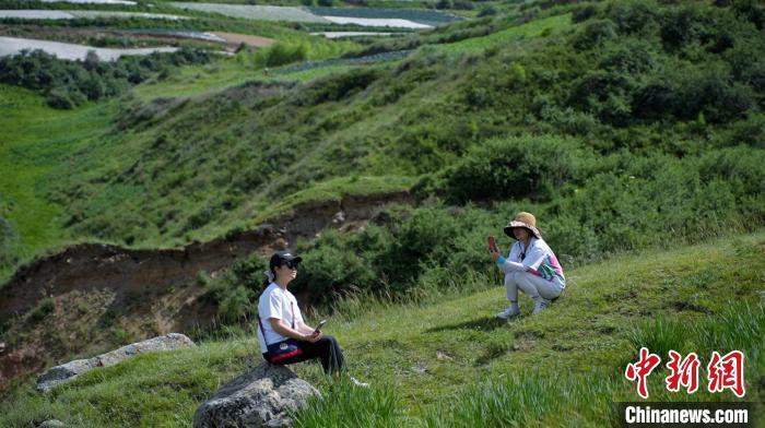 7月2日，紧邻国度4A级旅游景区“陇右名山”怡悦山的墟落——兰州市榆中县新营镇八门寺村，障碍上前的溪水涓涓流淌，绿树成荫、草木广大，一顶帐篷，一张餐桌，三五好友……随地可见来这里露营乘凉的游东说念主，徘徊在这片“绿野仙踪”里，安酣畅逸、心旷神怡。张文 摄　　