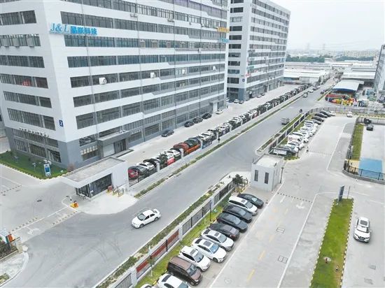 蓬江（荷塘）万洋众创城道路建设日益完善 罗霈 摄