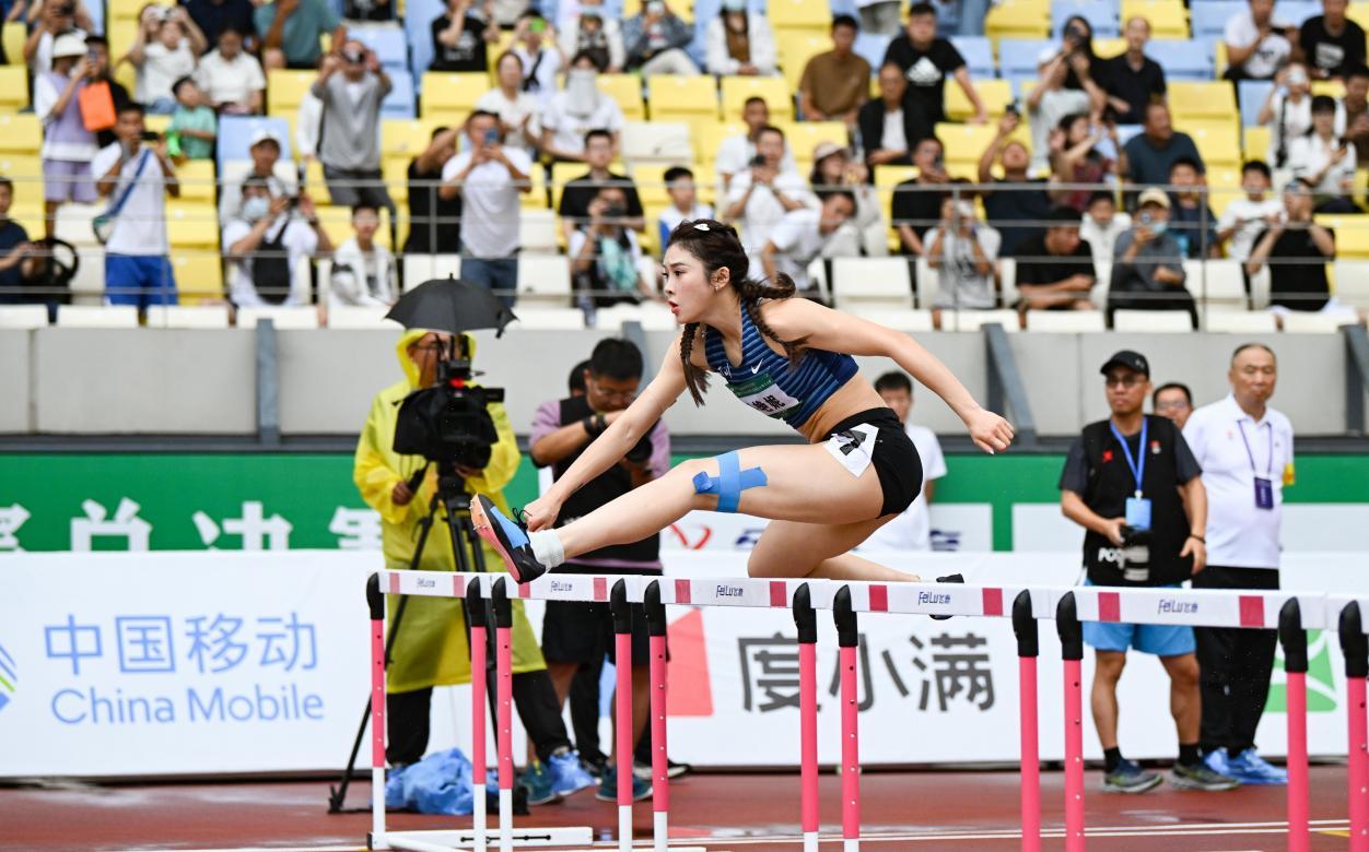 吴艳妮参加女子100米栏预赛，以小组第一晋级决赛。刘晶 摄
