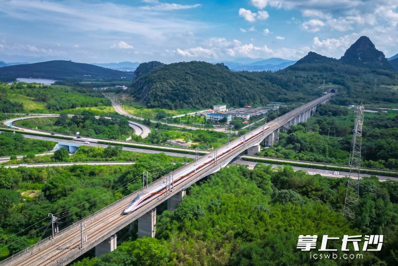 一辆高铁正在行驶之中，广铁集团将在今年7月加开一批动车组列车。 长沙晚报通讯员 夏力文 摄