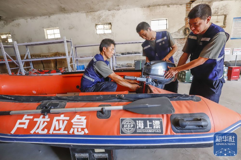 ↑6月28日，工作人员在河北省秦皇岛市卢龙县应急物资储备库组装救援橡皮艇。