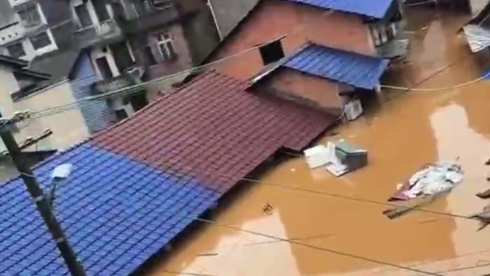 湖南平江遭特大暴雨、洪水袭击，城区超警戒水位6.75米，当地呼吁市民待在高楼层