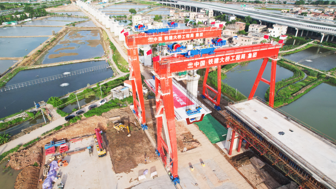 深江铁路进行首榀箱梁架设