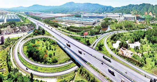 目前，开平已形成以“五高一铁”为主骨架，外联内通、快进快出的综合交通网络 彭权威摄
