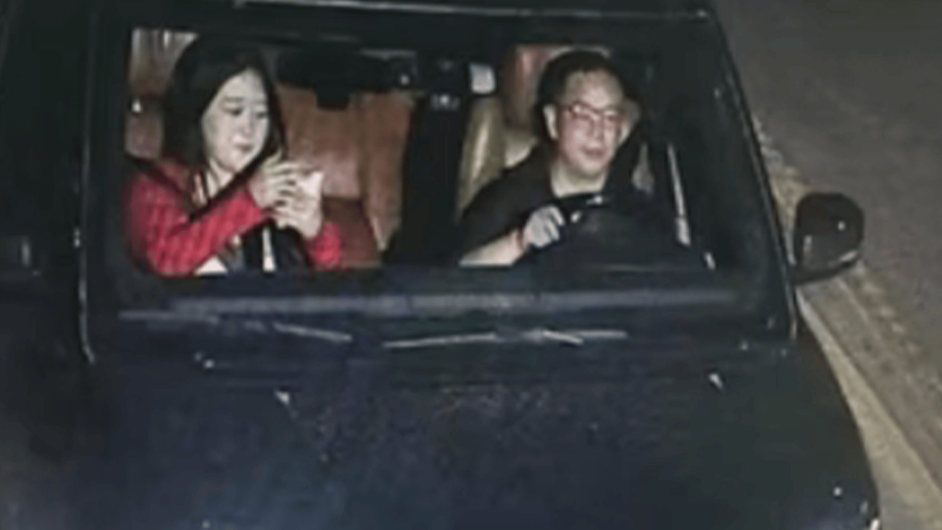 附上高清图！黑色路虎途经卡点时冲撞执勤警车后逃逸，山西河津警方发布悬赏通告