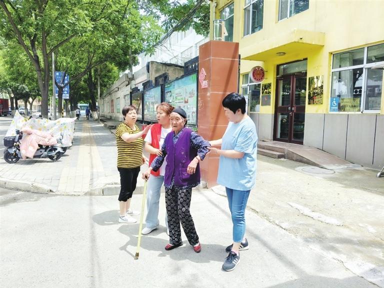 工作人员将迷路老人送回家中