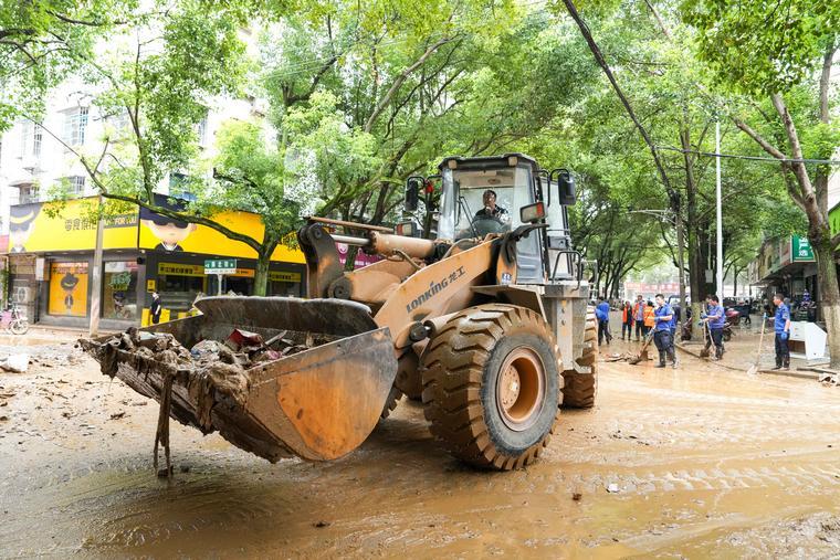 7月3日，在平江县商北街，铲车在进行道路疏通工作。新华社记者陈思汗 摄