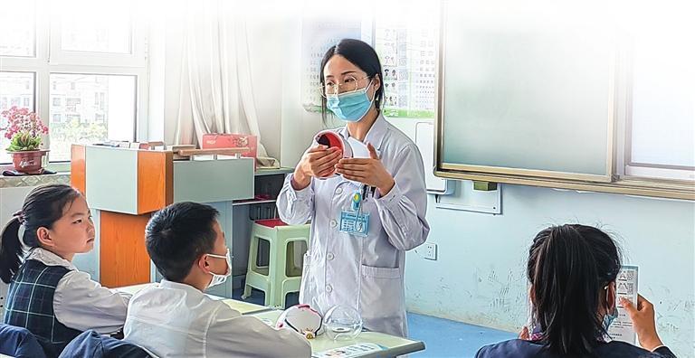 医护人员为孩子们普及科学用眼知识　本组图片均由兰州新区报记者　姜波　摄