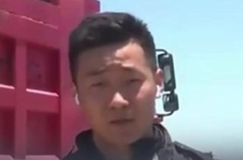 凤凰记者洞庭湖灾害现场报道，堤内的村庄和农田完全被水覆盖，现场调集了近万吨的砂石进行填堵