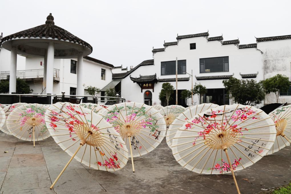 在江西婺源县甲路村,刷好桐油的油纸伞正在等待晾干