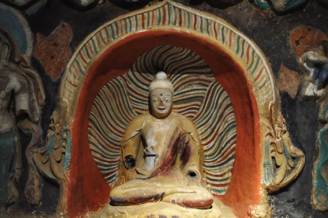 △石窟内佛龛四周能看见红砂岩的原本色彩（图/图虫创意）